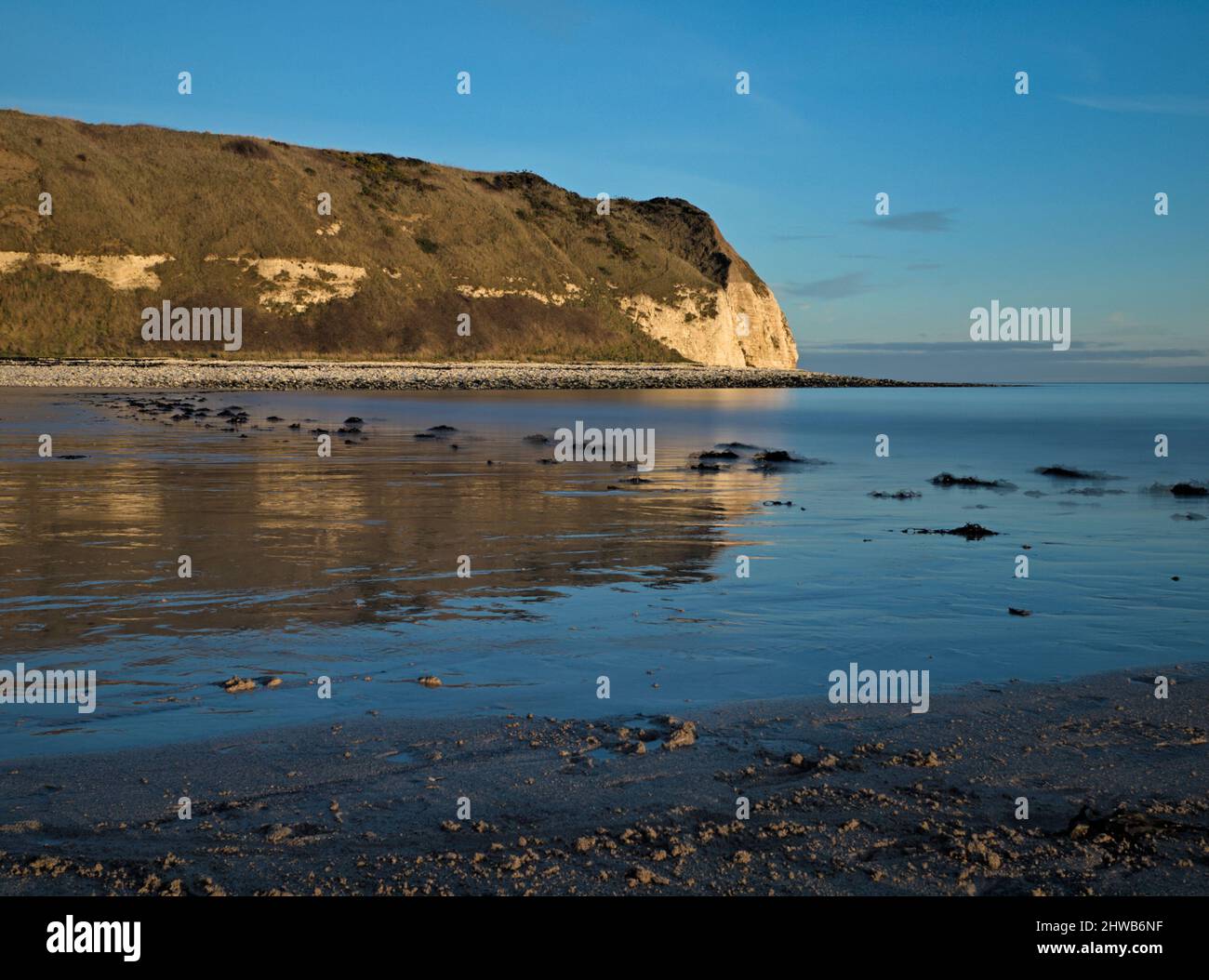 10 stop ND lunga esposizione di South Landing Bay, scogliere e spiaggia a Flamborough Head, East Riding of Yorkshire. Foto Stock