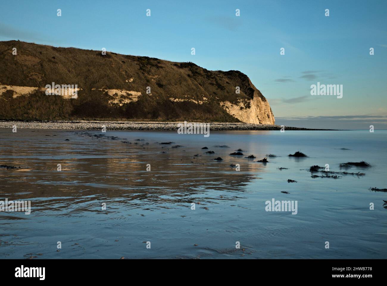 10 stop ND lunga esposizione di South Landing Bay, scogliere e spiaggia a Flamborough Head, East Riding of Yorkshire. Foto Stock