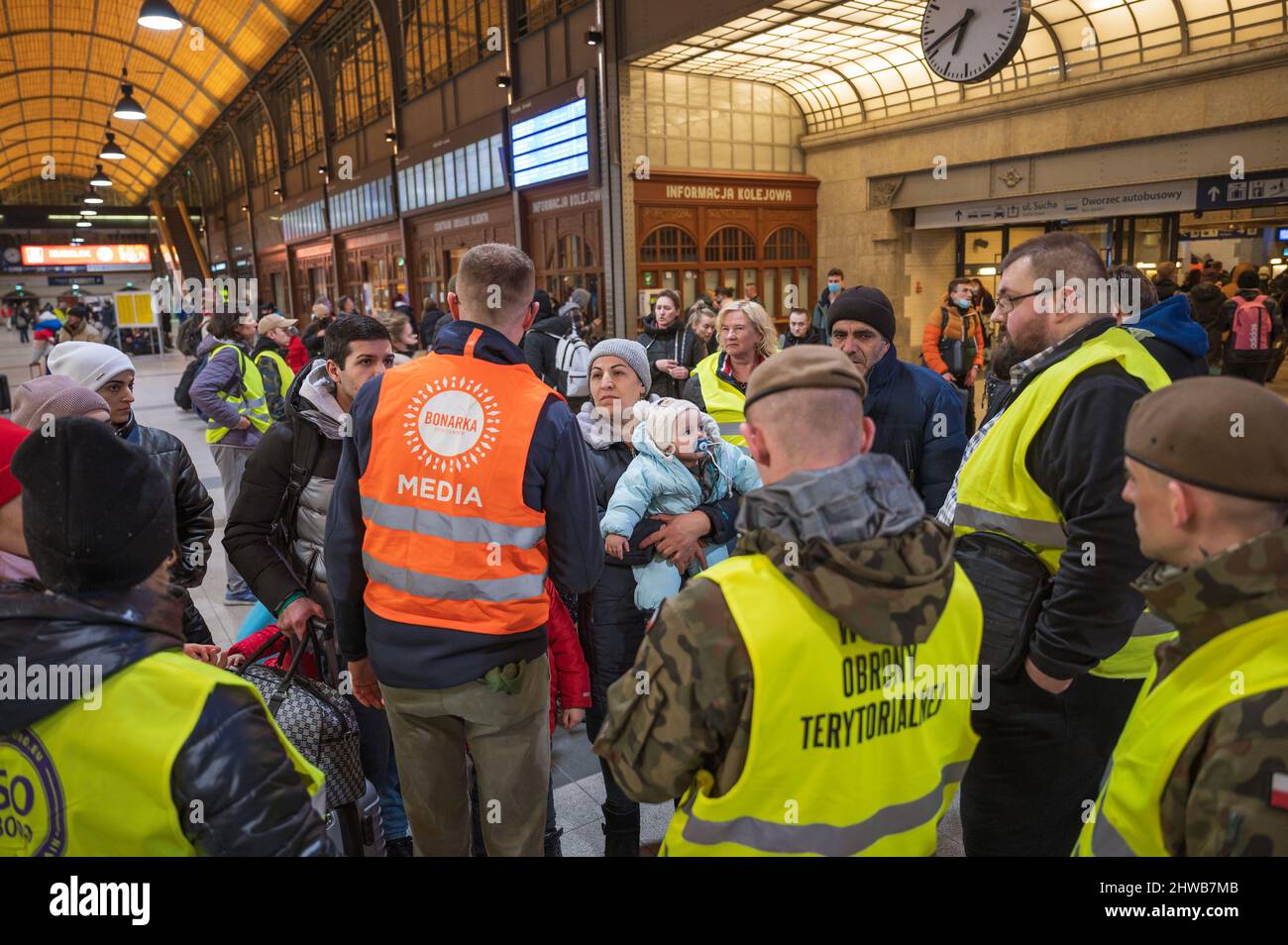 WROCLAW, POLONIA - 4 MARZO 2022: Aiuti ai rifugiati di guerra provenienti dall'Ucraina organizzati presso la stazione ferroviaria di Wrocław. Foto volontari polish e rifugiati Foto Stock