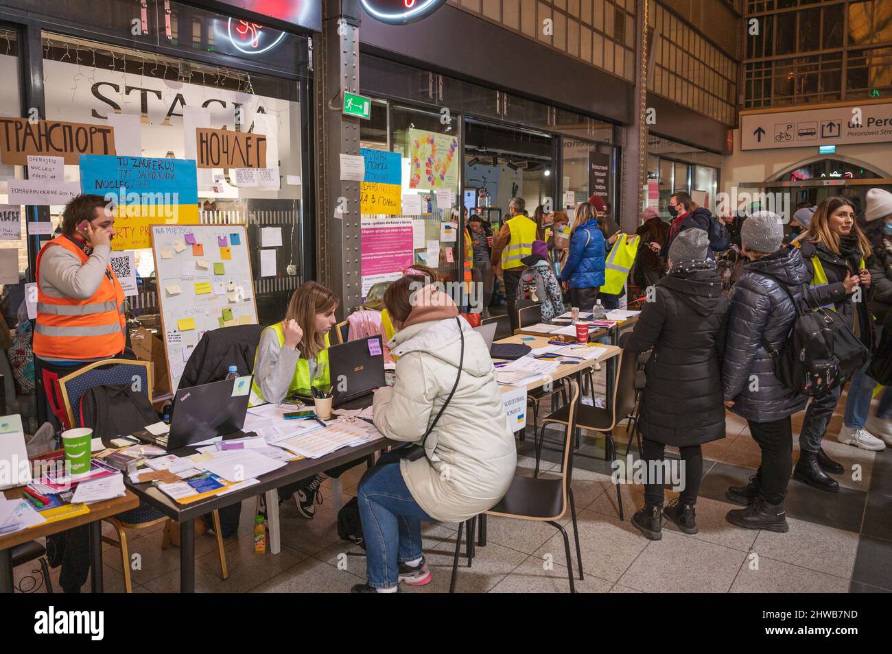 WROCLAW, POLONIA - 4 MARZO 2022: Aiuti ai rifugiati di guerra provenienti dall'Ucraina organizzati presso la stazione ferroviaria di Wrocław. Foto volontari polish e rifugiati Foto Stock