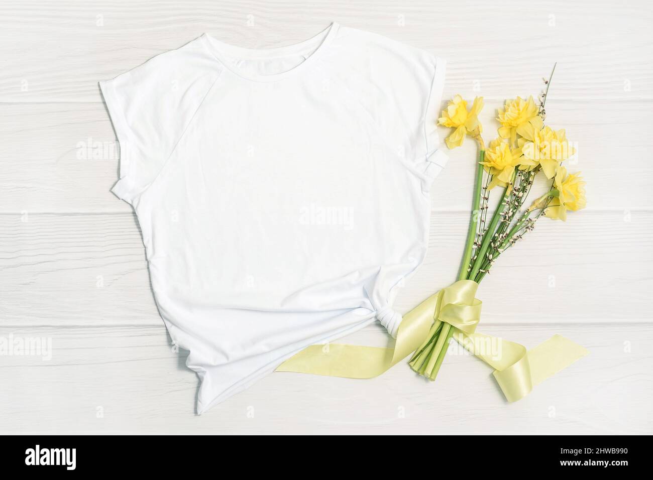 Maglietta bianca mockup e bouquet giallo. Foto Stock