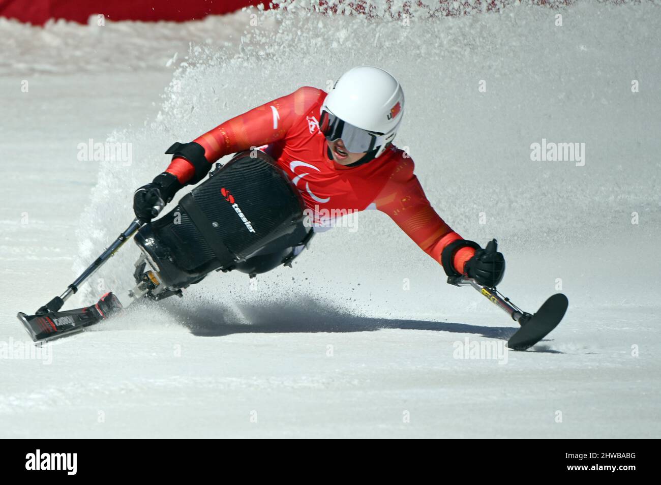Pechino, Cina. 5th Mar 2022. Il li Xiang della Cina compete durante l'evento di discesa degli uomini dello sci alpino dei Giochi invernali Paralimpici di Pechino 2022 presso il National Alpine Ski Center nel distretto di Yanqing, Pechino, capitale della Cina, 5 marzo 2022. Credit: Li Jianan/Xinhua/Alamy Live News Foto Stock