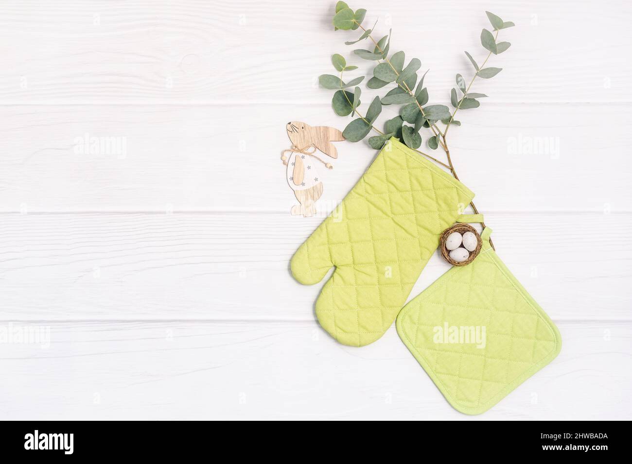 Pasqua mockup, accessorio cucina. Guanto da cucina, guanto da forno. Spazio di copia. Foto Stock
