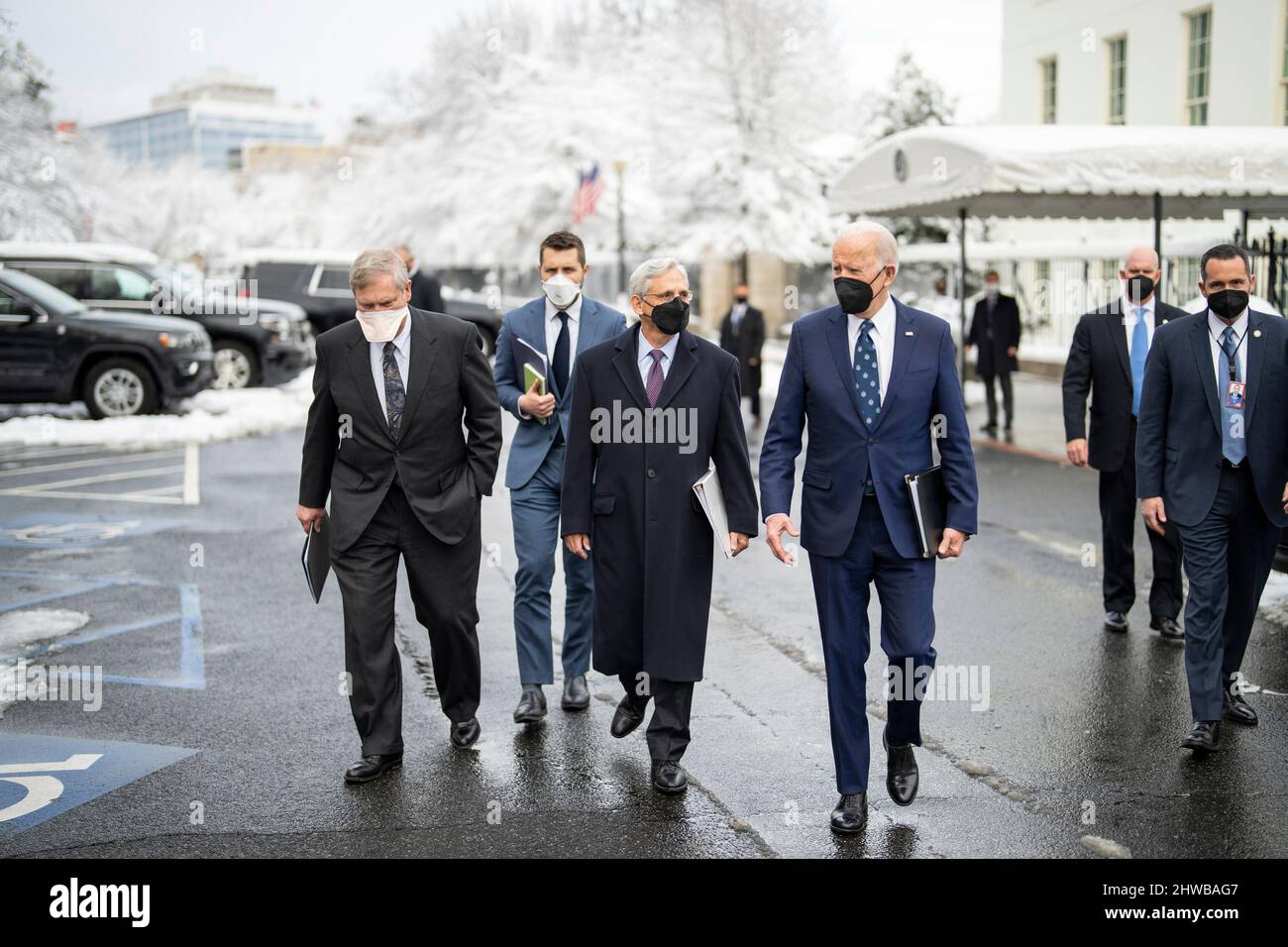 Washington, DC, Stati Uniti. 3rd Jan 2022. Il presidente Joe Biden cammina attraverso West Executive Avenue alla Casa Bianca con il procuratore generale degli Stati Uniti Merrick Garland, centro, Segretario dell'Agricoltura Tom Vilsack, a sinistra, E direttore del Consiglio economico nazionale Brian Deese, lunedì 3 gennaio 2022, sulla strada verso una tavola rotonda virtuale con la famiglia e gli agricoltori indipendenti e gli allevatori per promuovere la concorrenza e ridurre i prezzi nell'industria della carne. Credit: White House/ZUMA Press Wire Service/ZUMAPRESS.com/Alamy Live News Foto Stock