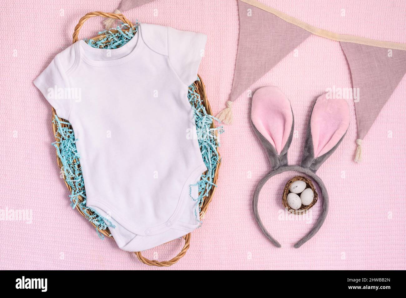 Bodysuit pasquale mockup bambino su sfondo rosa. Foto Stock