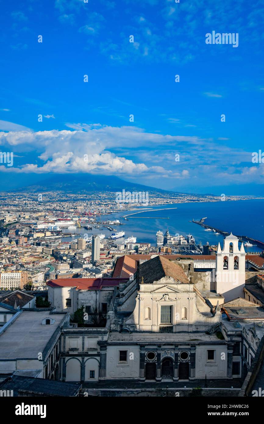 Vista della città di Napoli dalla terrazza di un antico castello, Italia. Foto Stock