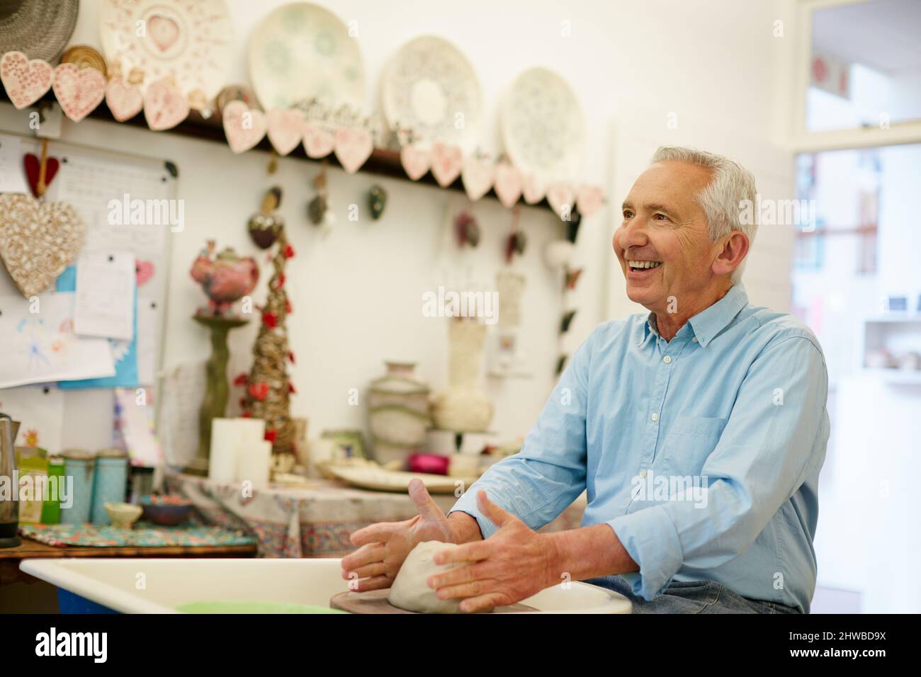 Artigianalità e felicità. Shot di un uomo anziano che fa una pentola di ceramica in un laboratorio. Foto Stock