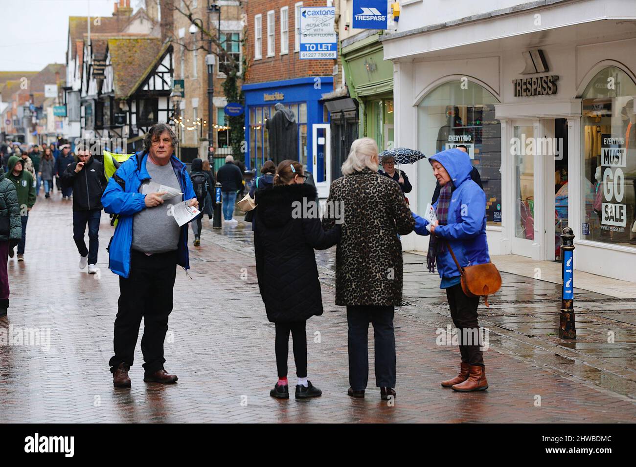 Canterbury, Kent, Regno Unito. 05 marzo 2022. Un gruppo di attivisti sta volgendo Canterbury High Street senza guerra in Ucraina volantini per un incontro Domenica 6th marzo. Photo Credit: Paul Lawrenson /Alamy Live News Foto Stock