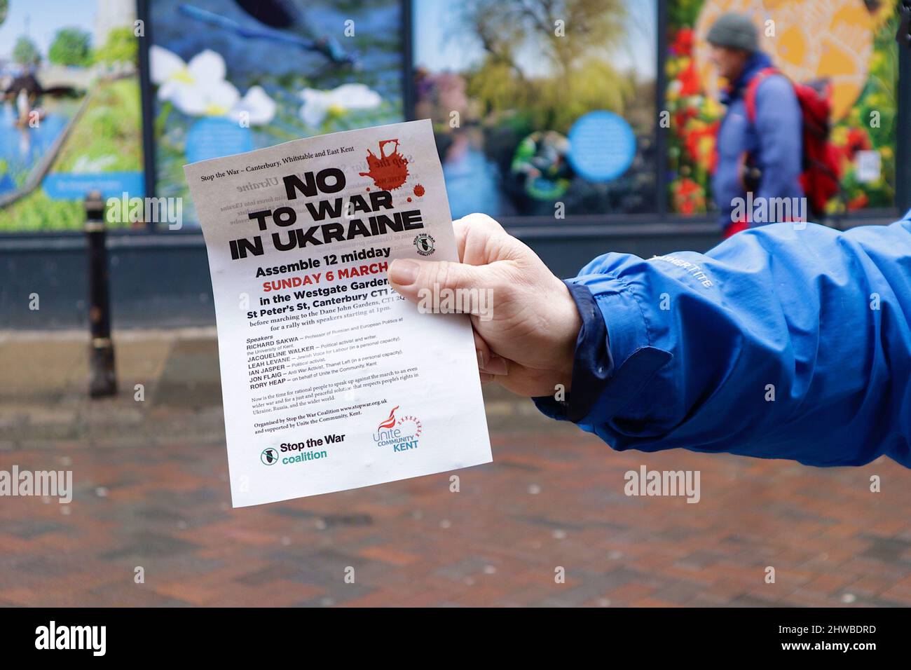 Canterbury, Kent, Regno Unito. 05 marzo 2022. Un gruppo di attivisti sta volgendo Canterbury High Street senza guerra in Ucraina volantini per un incontro Domenica 6th marzo. Photo Credit: Paul Lawrenson /Alamy Live News Foto Stock