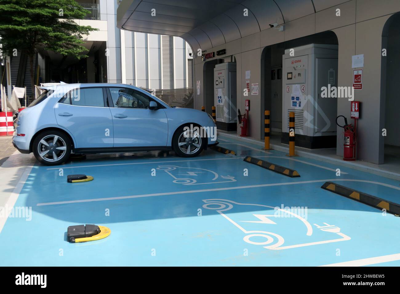 Stazione di carica GWM EV con auto ORA, Siam Square, Bangkok, Thailandia. Foto Stock