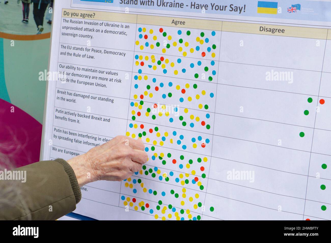 Canterbury, Kent, Regno Unito. 05 marzo 2022. Un gruppo di attivisti sta raccogliendo informazioni dal pubblico di Canterbury sulla guerra in Ucraina. Photo Credit: Paul Lawrenson /Alamy Live News Foto Stock