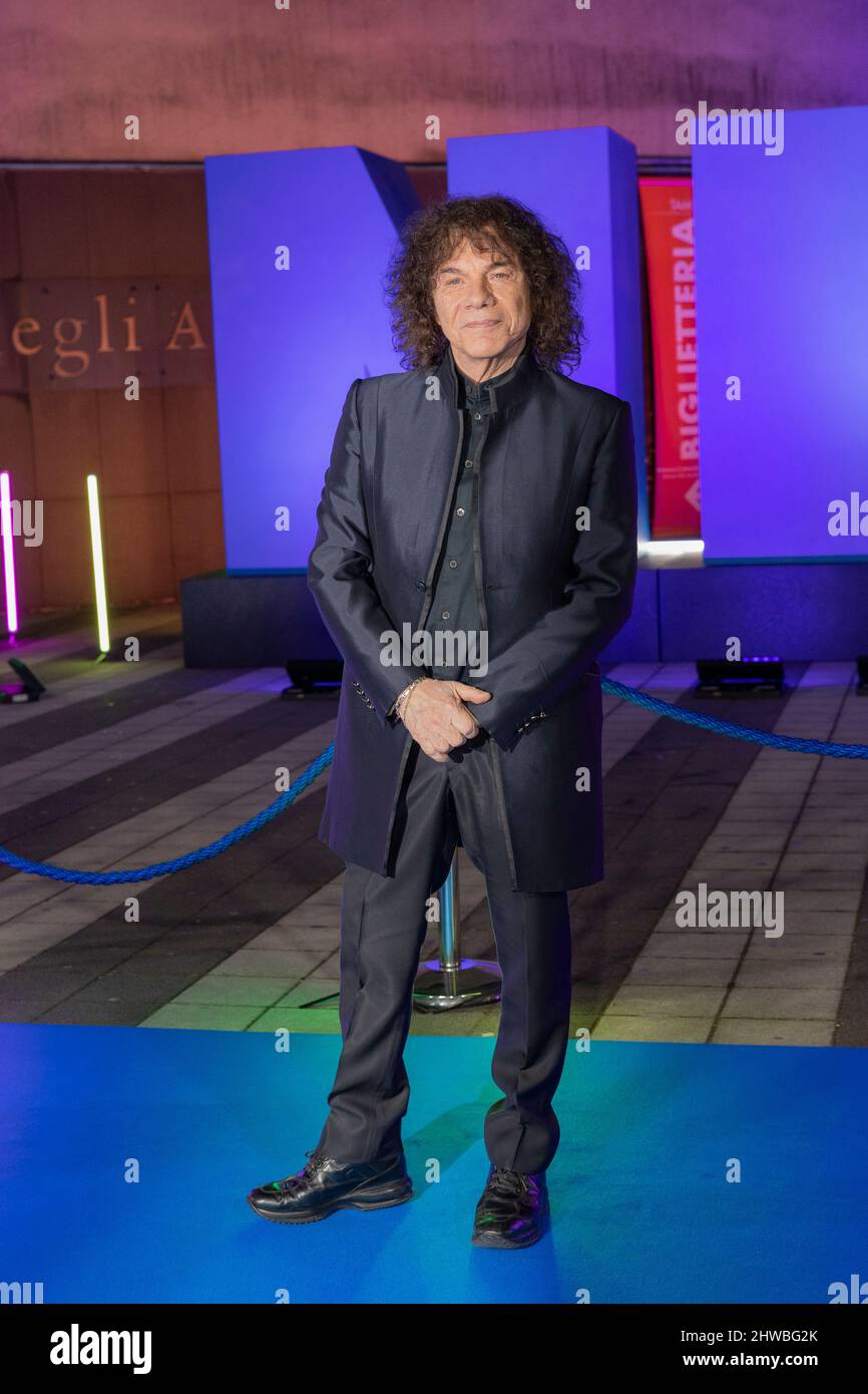 Milano, Italia. 03rd Mar 2022. Il tappeto rosso al 20th anniversario di Notre Dame de Paris première. Riccardo Cocciante (Photo by Andrea Ripamonti/Pacific Press) Credit: Pacific Press Media Production Corp./Alamy Live News Foto Stock