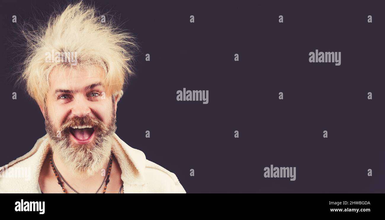 Uomo che teneva i fili e gridava di dolore. Spazio per il testo Foto Stock