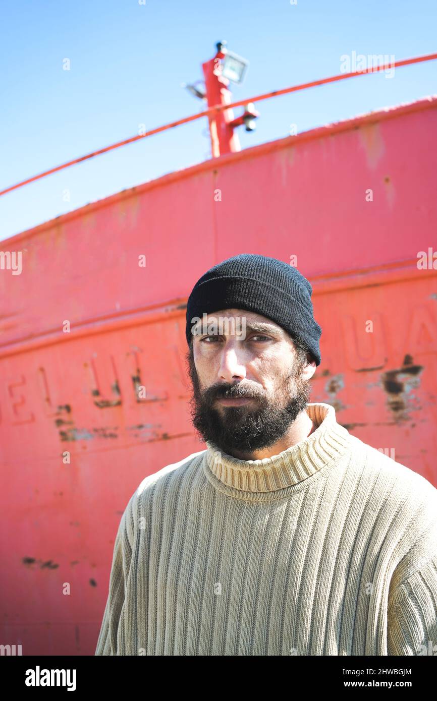 marinaio portava l'uomo nel porto Foto Stock