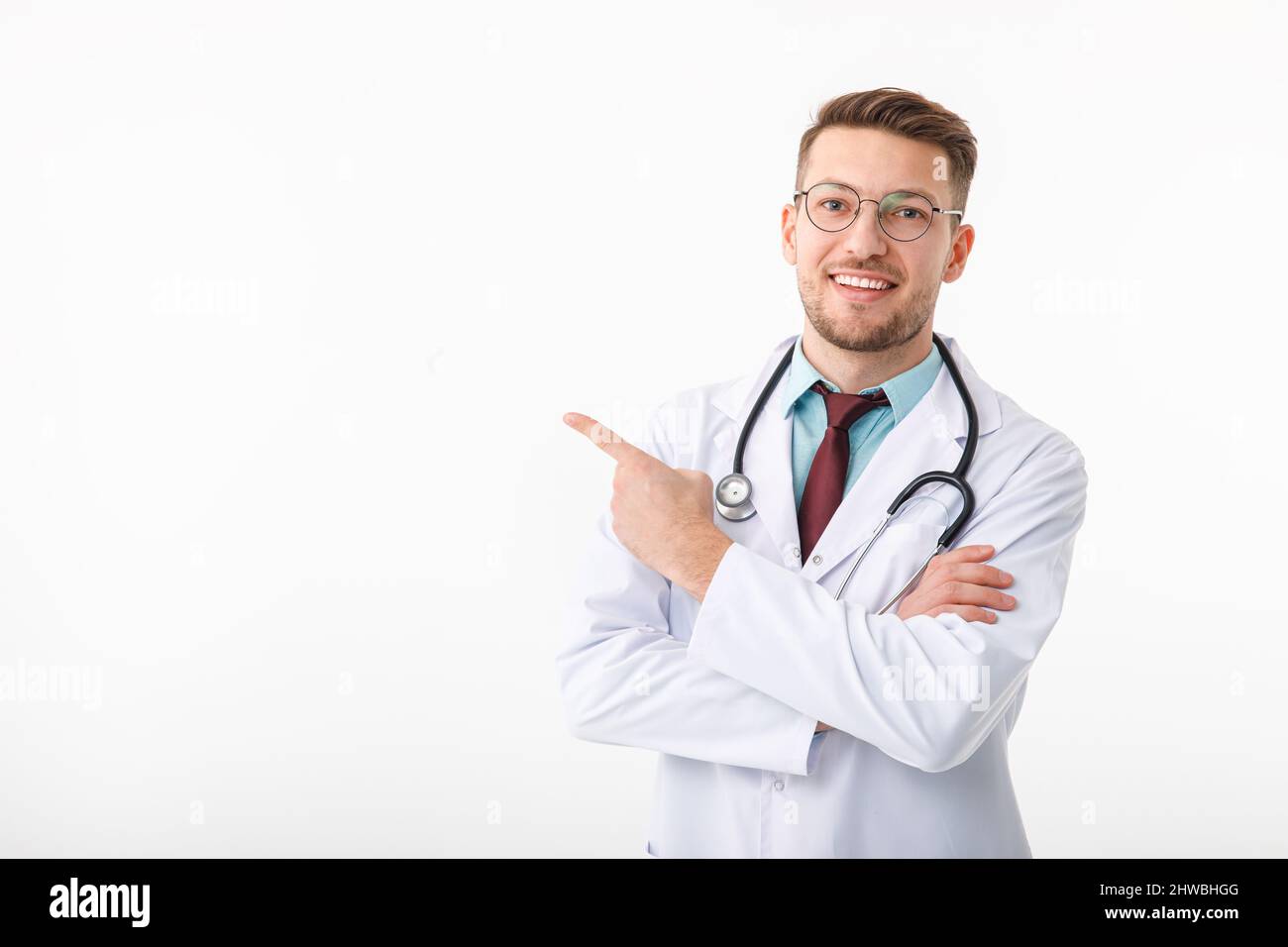 Ritratto di giovane medico fiducioso su sfondo bianco. Punti per copiare spazio Foto Stock