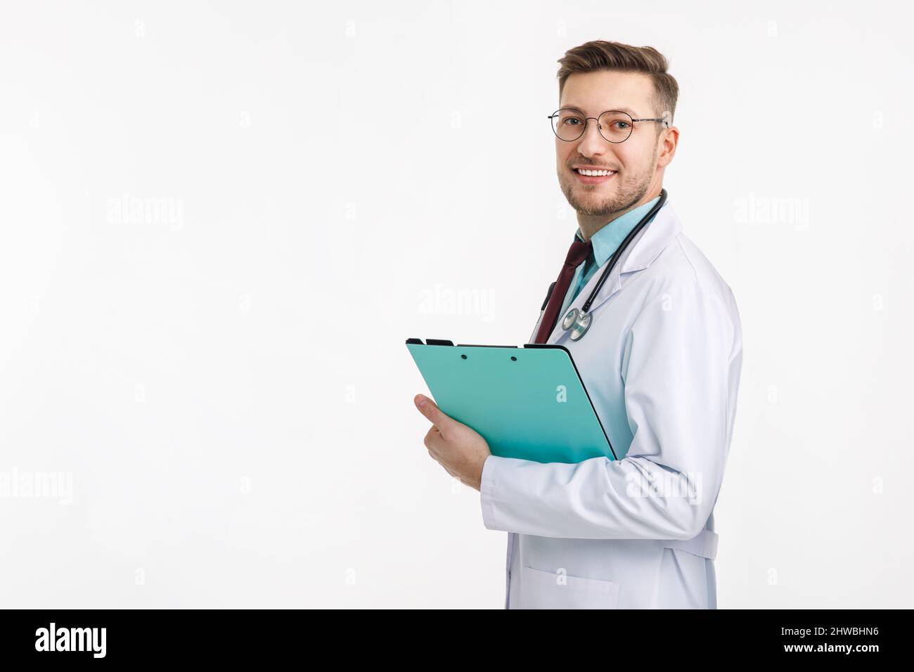 Ritratto di giovane medico fiducioso su sfondo bianco. Foto Stock