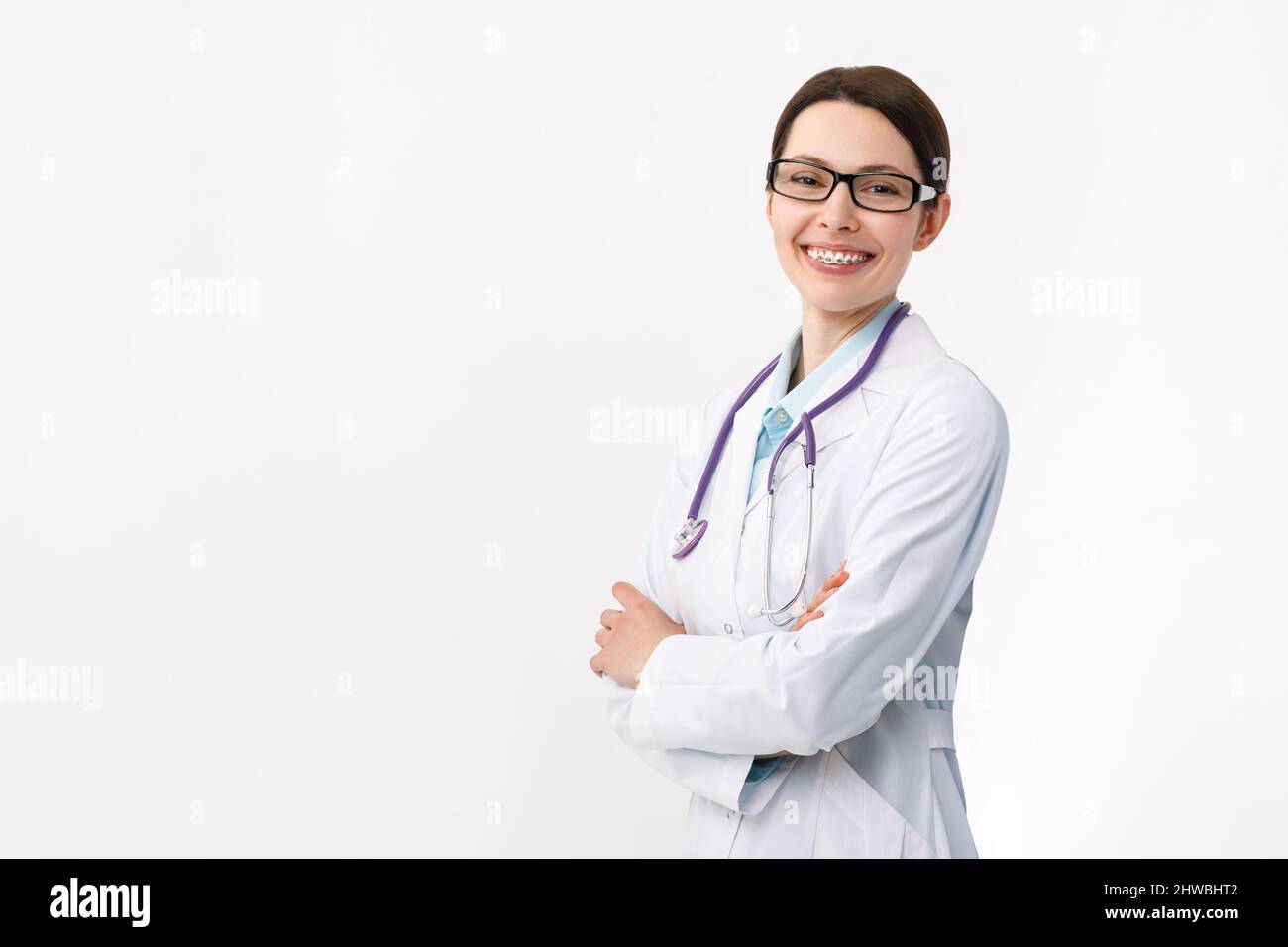 Ritratto di un attraente medico donna con uno stetoscopio su sfondo bianco. Foto Stock