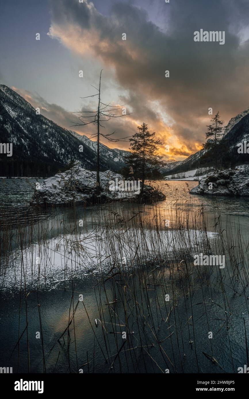 Drammatico tramonto a Hintersee in Germania Foto Stock