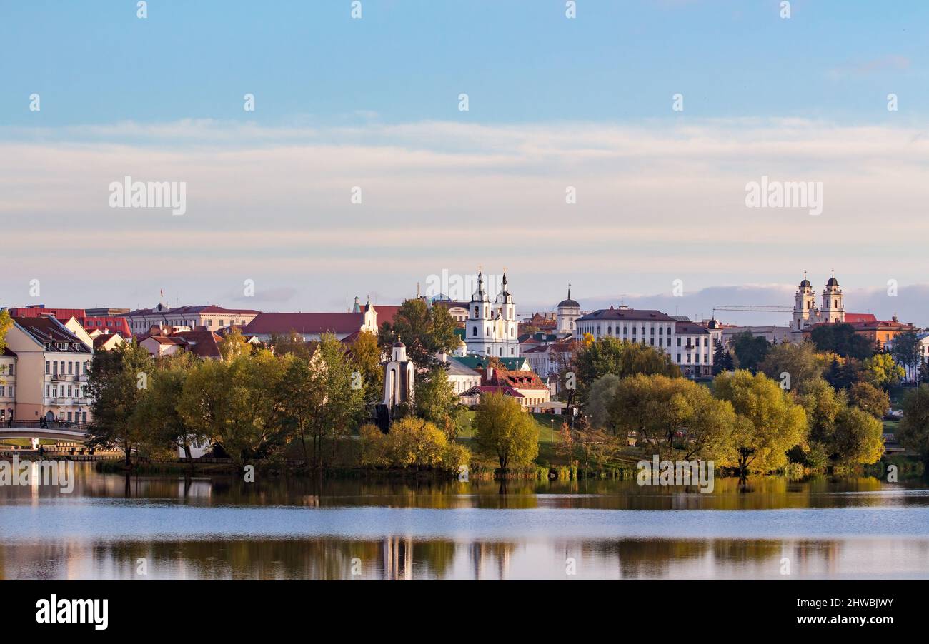 Panorama del centro di Minsk. Trinity Suburb, Cattedrale, Municipio, argine del fiume Svisloch Foto Stock