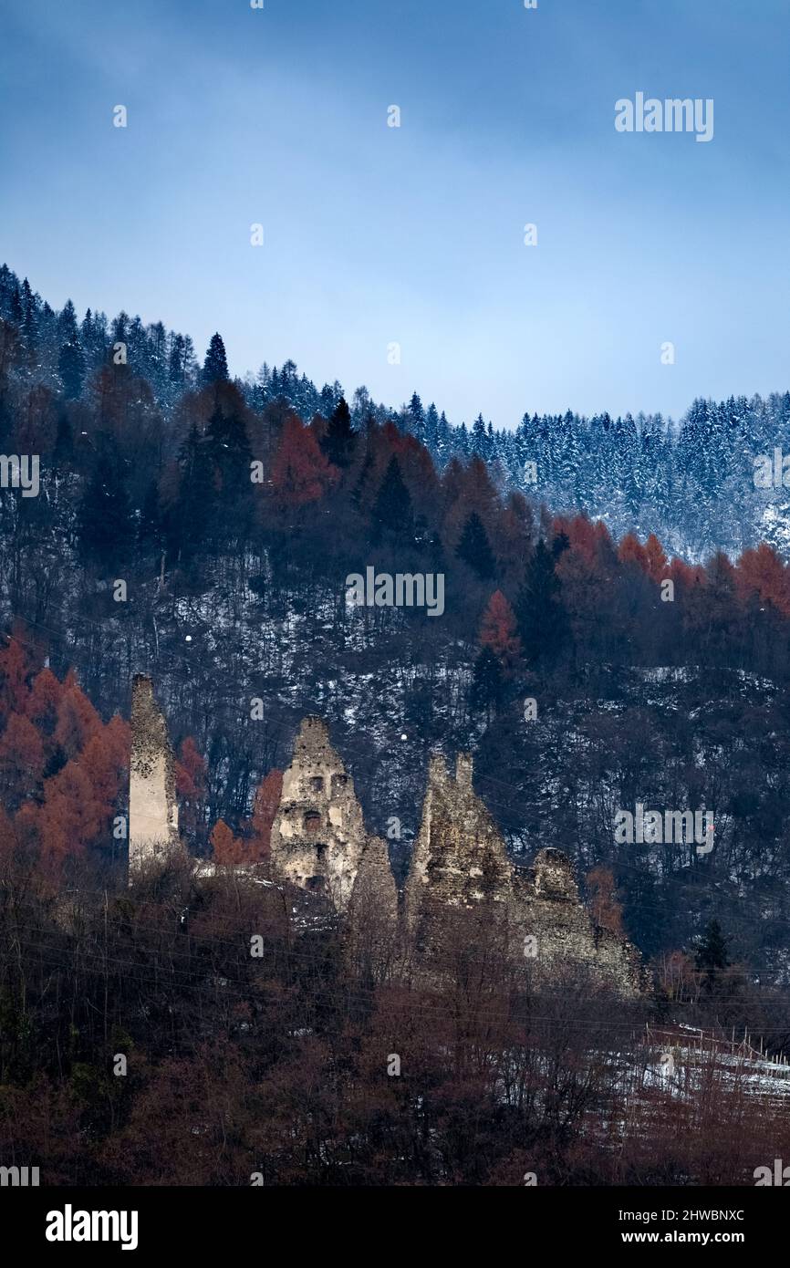 Le rovine medievali del Castello di Selva nei boschi di Levico Terme. Valsugana, provincia di Trento, Trentino Alto Adige, Italia, Europa. Foto Stock