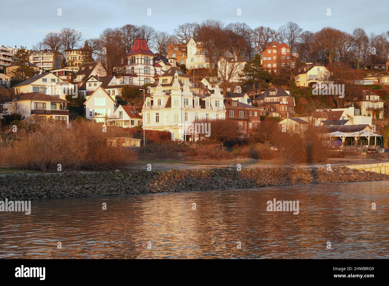 Blankenese nella città di Amburgo, Germania settentrionale. Ricco sobborgo sul fiume Elba. Vista sul paesaggio cittadino al tramonto. Foto Stock