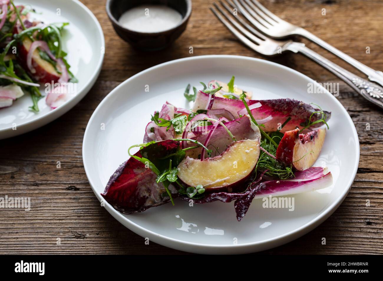Insalata di radicchio croccante e pesca estiva Foto Stock