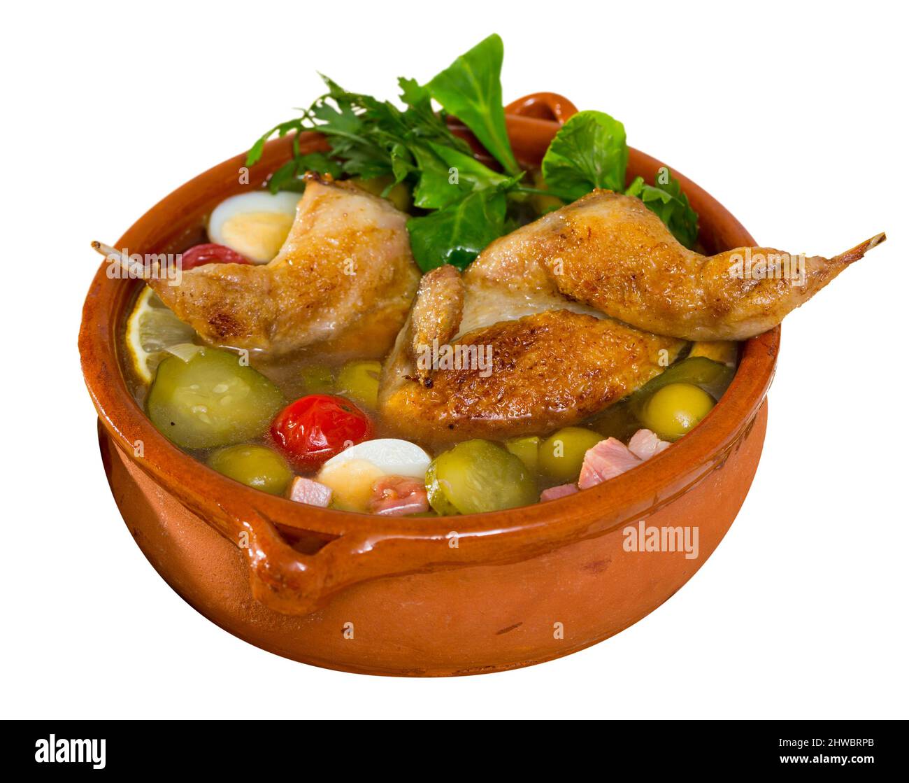 Solyanka con quaglie, prosciutto, olive, uova di quaglia e cetrioli sottaceto in brodo di quaglia. Isolato su sfondo bianco Foto Stock