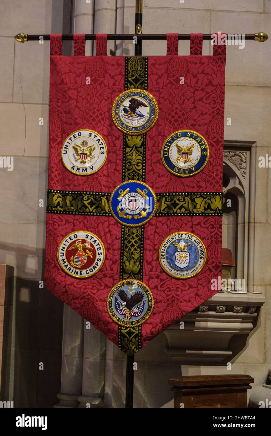 National Cathedral, Washington, DC, USA. La Cappella del Memoriale di Guerra. Banner per onorare i servizi militari. Foto Stock