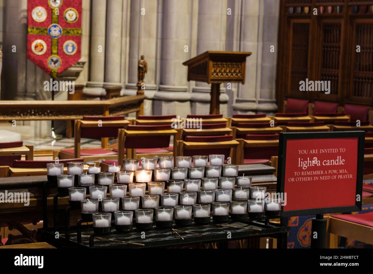 National Cathedral, Washington, DC, USA. La Cappella del Memoriale di Guerra, candele di preghiera. Foto Stock