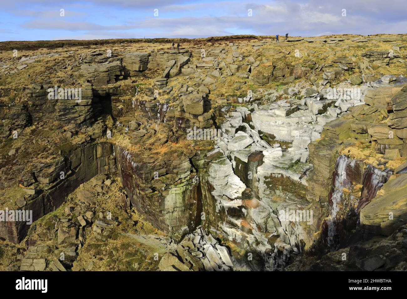 Una cascata ghiacciata di Kinder Downfall, Kinder Scout, Pennine Way, Peak District National Park, Derbyshire, Inghilterra, Regno Unito Foto Stock