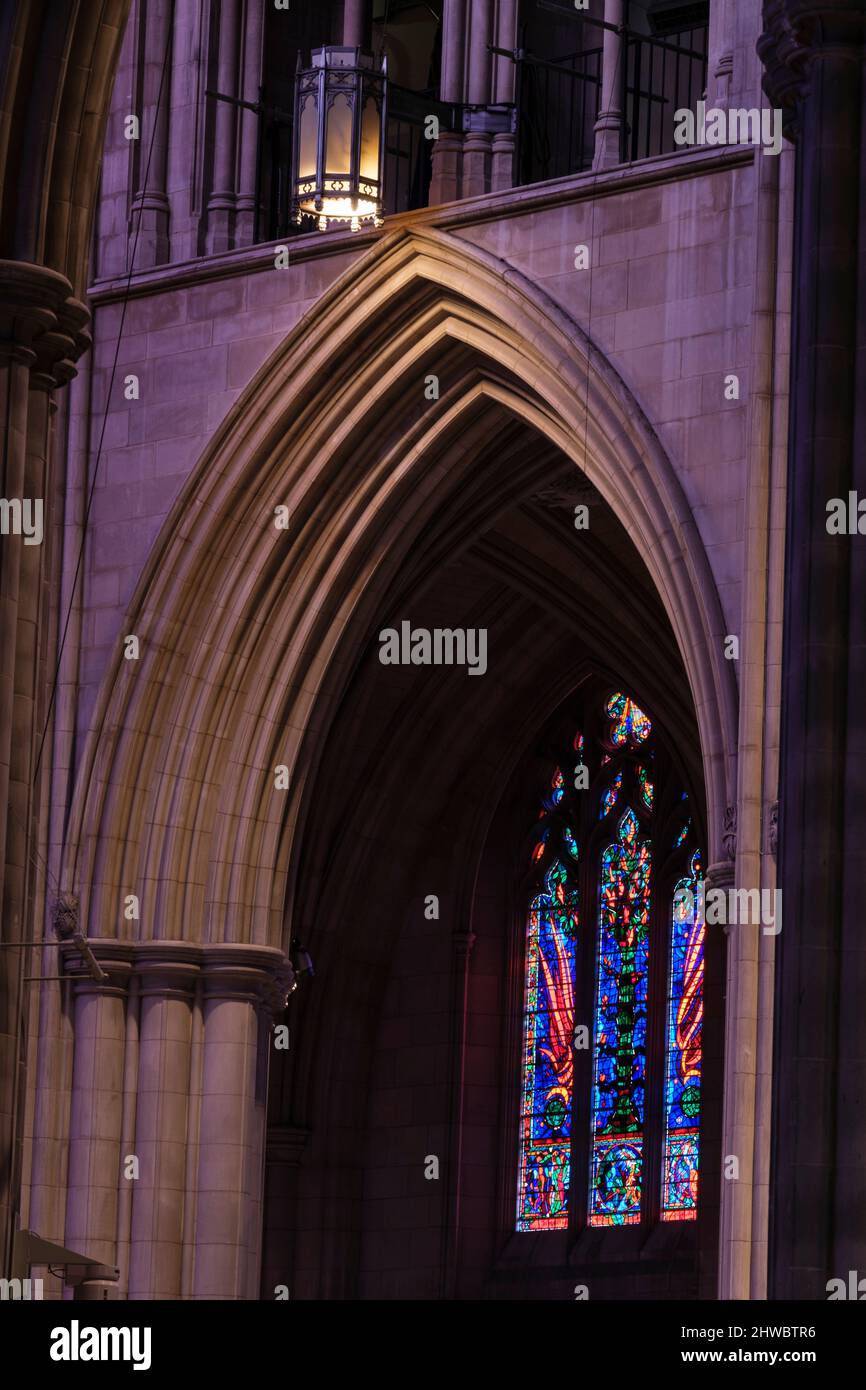 National Cathedral, Washington, DC, USA. Vetrata attraverso l'arco. Foto Stock