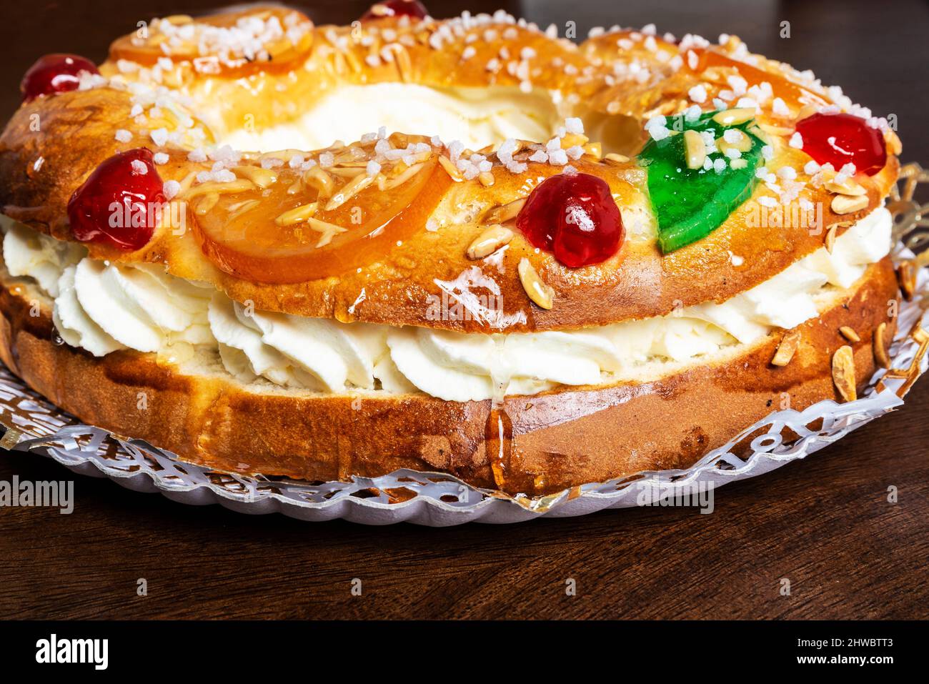 La torta Tortell de reis o King è una torta tipica della cucina catalana e occitana a forma di anello o di cerchio, fatta di pasta brioche, pasta sfoglia e fi Foto Stock