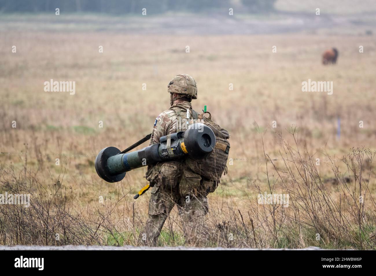 Il soldato dell'esercito britannico completa un'esercitazione di tabbing di prova di idoneità di combattimento di 8 miglia con 40kg missili guidati anti-carro bergen e NLAW (MBT-LAW, RB-57) Foto Stock