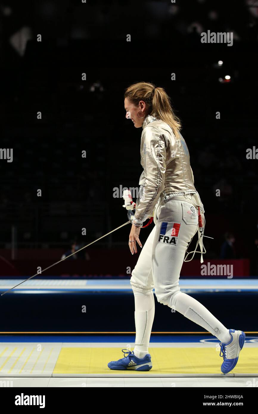 26th LUGLIO 2021 - CHIBA, GIAPPONE: Manon Brunet di Francia reagisce alla vincita del suo quarterfinale individuale di Sabre alle Olimpiadi di Tokyo 2020 (pH Foto Stock