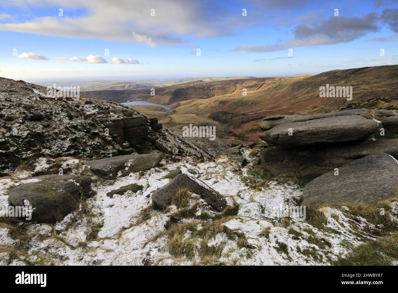 Vista del Kinder Reservoir sopra Kinder Scout, Pennine Way, Derbyshire, Peak District National Park, Inghilterra, Regno Unito Foto Stock