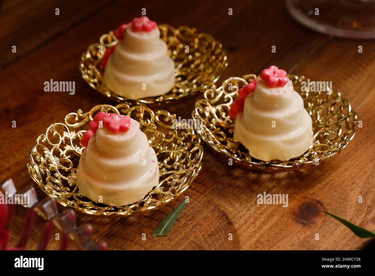 Deliziosi dolci per le feste in torta di design, dolci per le feste, cibo da ricevimento Foto Stock