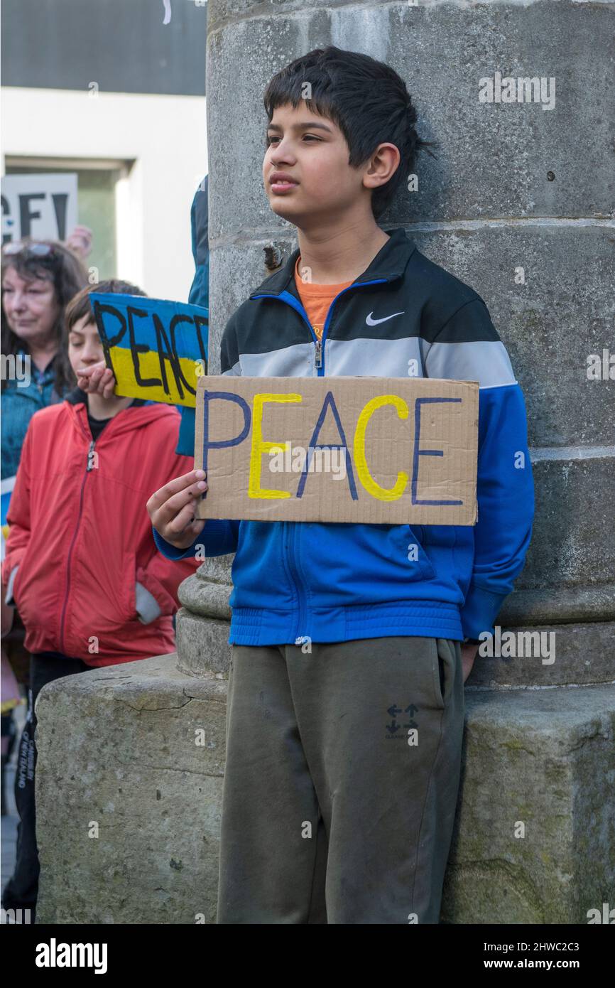 Lerwick, Shetland, Scozia, 5th marzo 2022. I manifestanti anti della guerra si sono riuniti a Lerwick, Shetland, la parte più settentrionale del Regno Unito per protestare contro la guerra che sta avvenendo in Ucraina. Credit: Dave Donaldson/Alamy Live News Foto Stock