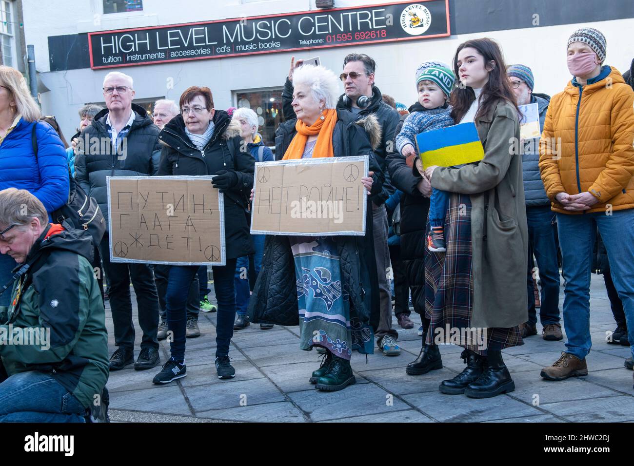Lerwick, Shetland, Scozia, 5th marzo 2022. I manifestanti anti della guerra si sono riuniti a Lerwick, Shetland, la parte più settentrionale del Regno Unito per protestare contro la guerra che sta avvenendo in Ucraina. Credit: Dave Donaldson/Alamy Live News Foto Stock