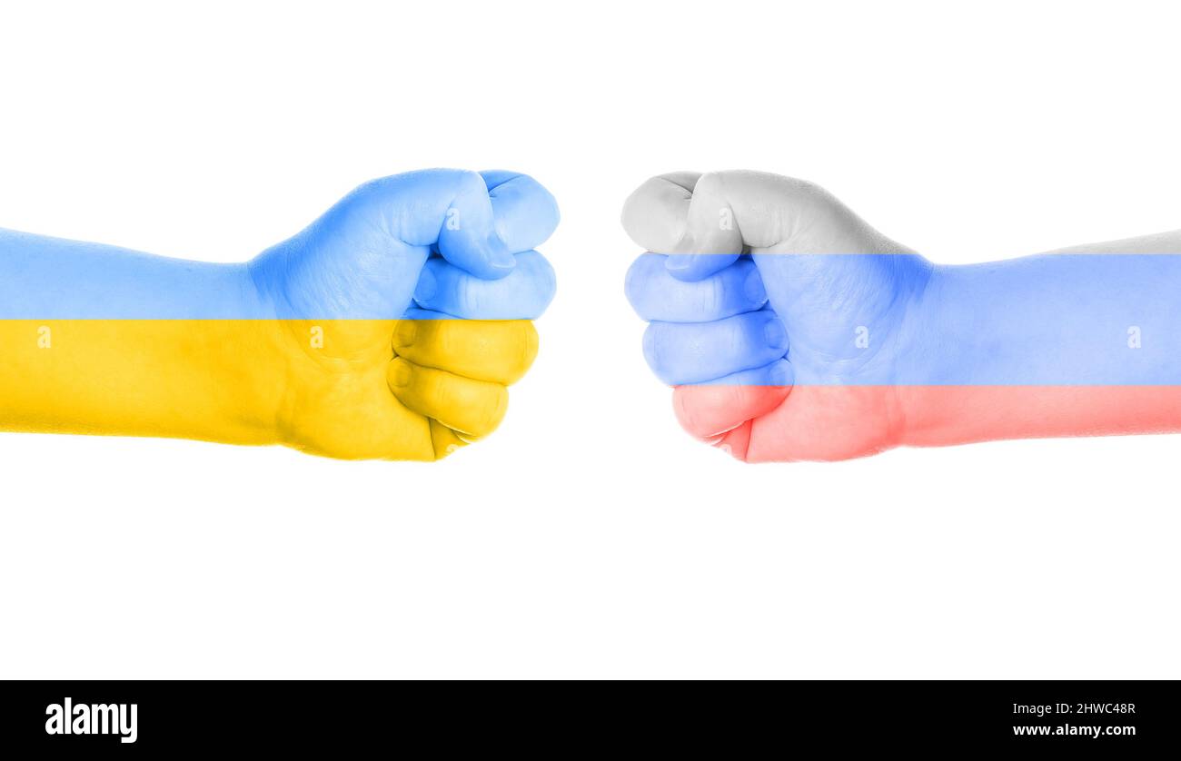 Due pugni nei colori nazionali di Ucraina e Russia Foto Stock