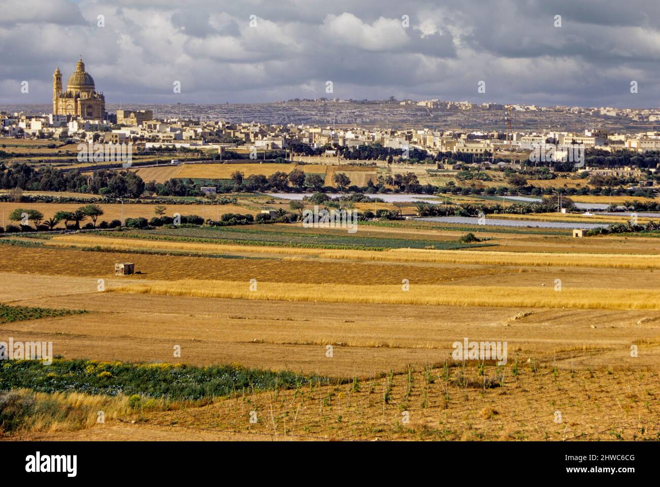 Gozo, Malta. Terreno agricolo, città di Xewkija in background. Foto Stock