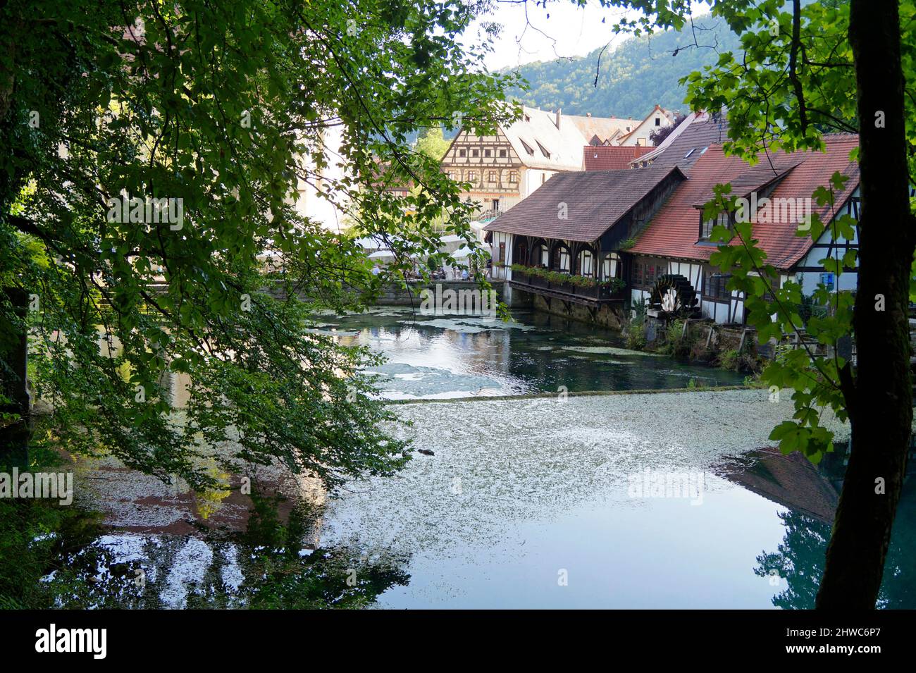 Antica bottega di fabbri a graticcio a Blaubeuren presso il Blue Pot (Blautopf), Germania Foto Stock