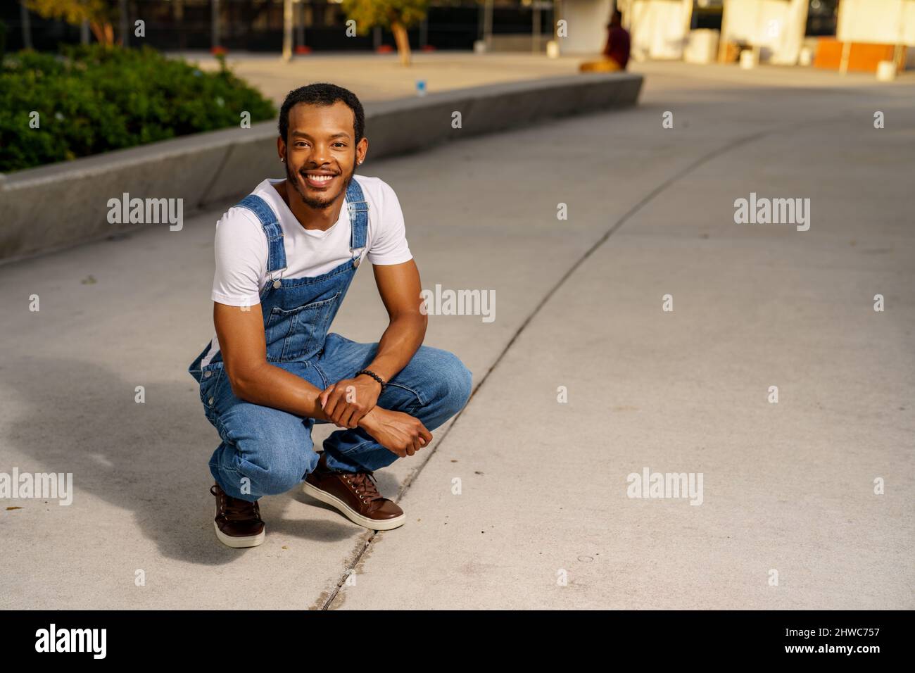 Uomo che si squarda e posa in tuta e camicia bianca Foto stock - Alamy
