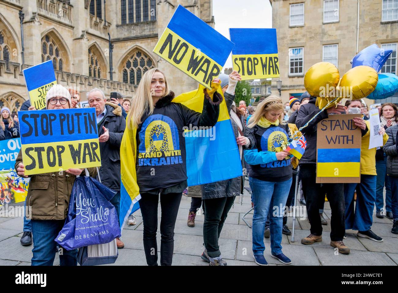 Bath, Regno Unito. 5th marzo 2022. I manifestanti arrestano i cartelli di guerra mentre ascoltano i discorsi davanti all'Abbazia di Bath durante una dimostrazione contro l'invasione russa dell'Ucraina. La manifestazione è stata organizzata per consentire alla popolazione locale di dimostrare la propria solidarietà con l'Ucraina nella guerra Russia-Ucraina e condannare le azioni di Putin. Credit: Lynchpics/Alamy Live News Foto Stock