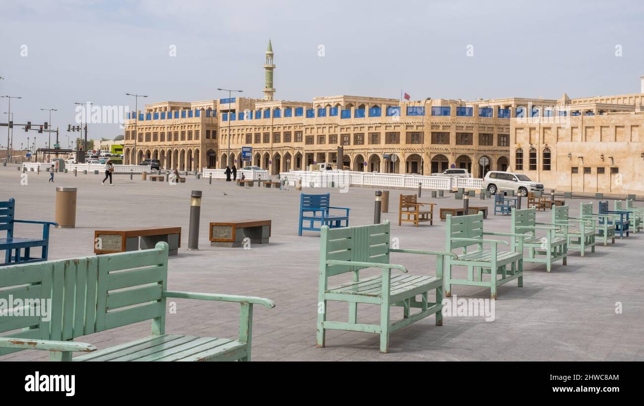 Doha, Qatar - Gennaio 15th 2022: Panchine di colore verde e blu in file in Piazza Souq Waqif, Doha, Qatar Foto Stock