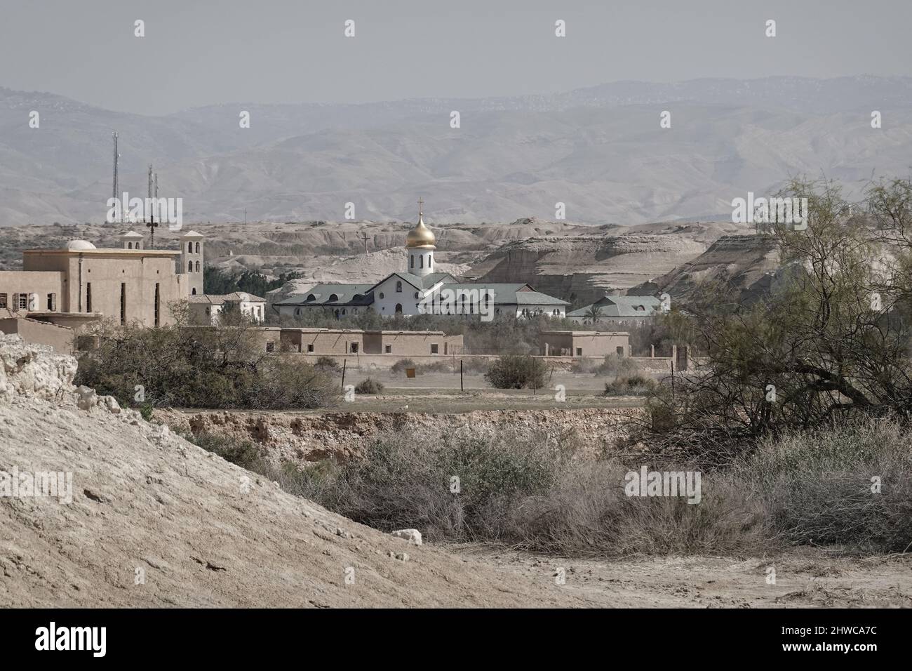 Qasr al Yahud, Israele. 5th Mar 2022. Gli israeliani si godono una calda giornata invernale per visitare la Terra dei monasteri, situata nella Valle del Giordano appena a nord del Mar Morto, ad est di Gerico, sulle rive del fiume Giordano e adiacente a Qasr El Yahud, il sito tradizionale dove Giovanni Battista battezzò Gesù. L'area, dichiarata zona militare chiusa negli anni '70, ora si apre al pubblico una volta all'anno dopo l'eliminazione di numerose mine terrestri nel 2019. Credit: NIR Alon/Alamy Live News Foto Stock