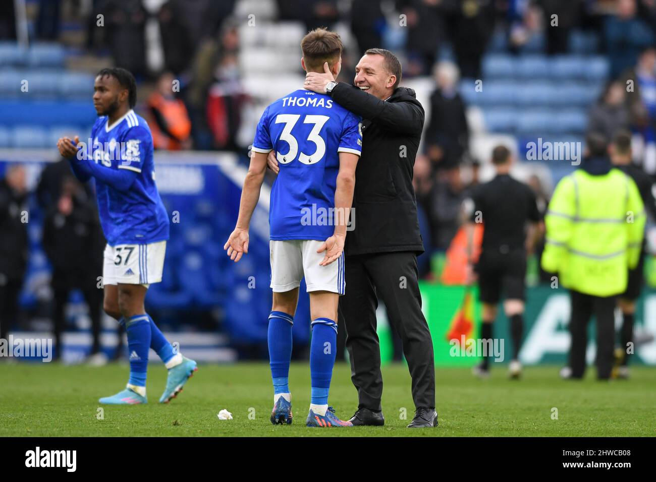 Leicester, Regno Unito. 05th Mar 2022. Brendan Rogers manager di Leicester City si congratula con Luke Thomas #33 di Leicester City dopo aver visto la sua vittoria laterale 1-0 contro Leeds United a Leicester, Regno Unito il 3/5/2022. (Foto di Simon Whitehead/News Images/Sipa USA) Credit: Sipa USA/Alamy Live News Foto Stock