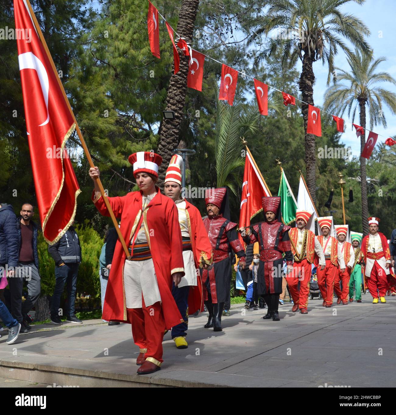 "Conquest march" i partecipanti ad un evento per celebrare il 815th anniversario della conquista di Antalya, Turchia, da parte di Gıyaseddin Keyhüsrev nel Parco di Karaalioğlu, Antalya, Turchia, il 5th marzo 2022. Le celebrazioni organizzate dall'Ufficio del Governatore hanno avuto inizio con la marcia da Piazza Cumhuriyet. L'evento è visto come una celebrazione della libertà. Foto Stock