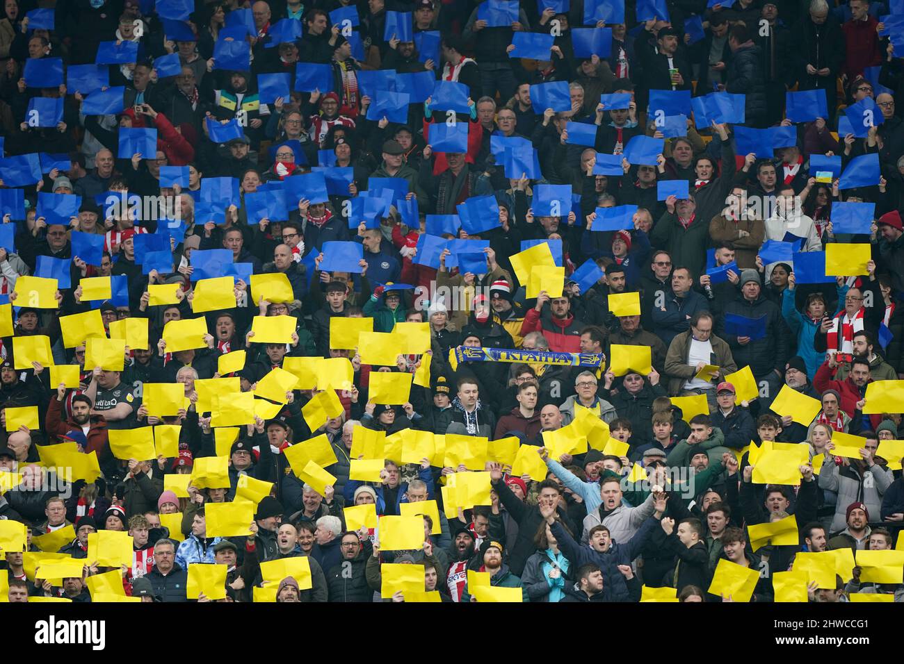 I tifosi tengono la carta nei colori della bandiera Ucraina durante la  partita della Premier League a Carrow Road, Norwich. Data foto: Sabato 5  marzo 2022 Foto stock - Alamy