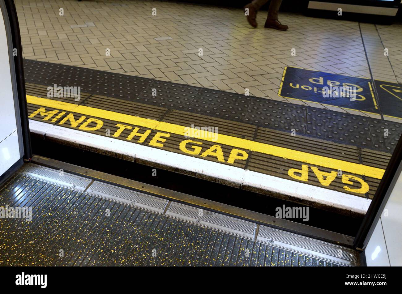 Londra, Inghilterra, Regno Unito. Aprire le porte della metropolitana, mostrando Mind the Gap Foto Stock