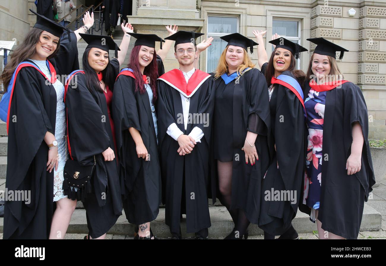 Un gruppo di laureati europei in posa per fotografie durante la cerimonia di laurea. Questo evento formale in cui le lauree (prima) si trasformano in laureati ( Foto Stock